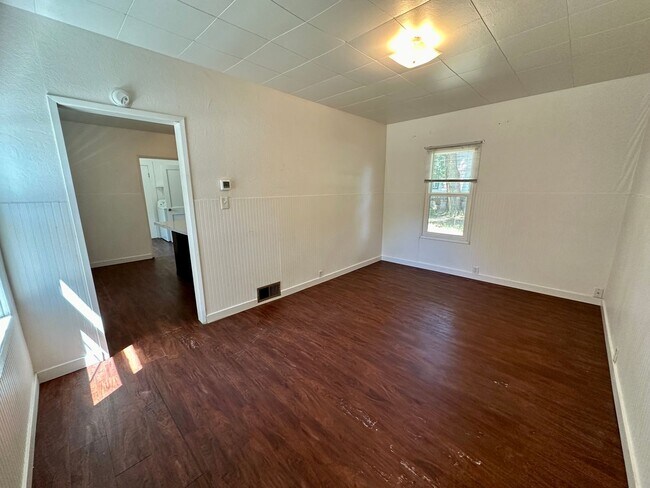 Foto del edificio - Cottage Style 1 Bed Home with a Large Yard...