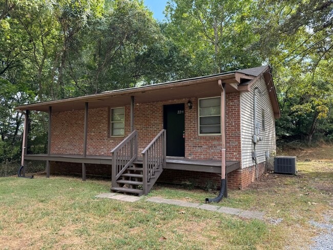 Building Photo - Excellent location! Just Remodeled 2 Bed/1...