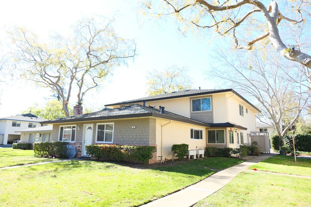 Primary Photo - 2 bed/1 bath condo. 1 carport parking + ad...