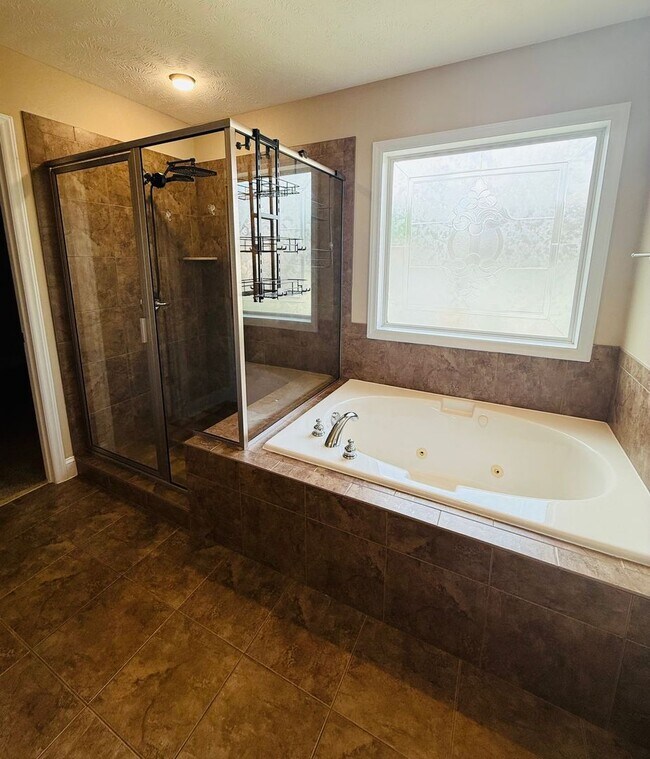 Building Photo - Beautiful 4 Bedroom, 3 Bathroom in Lexingt...