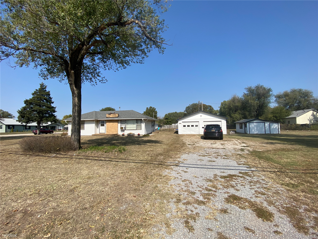 Building Photo - 2 br, 1 bath House - 124 W 47th St S Great...