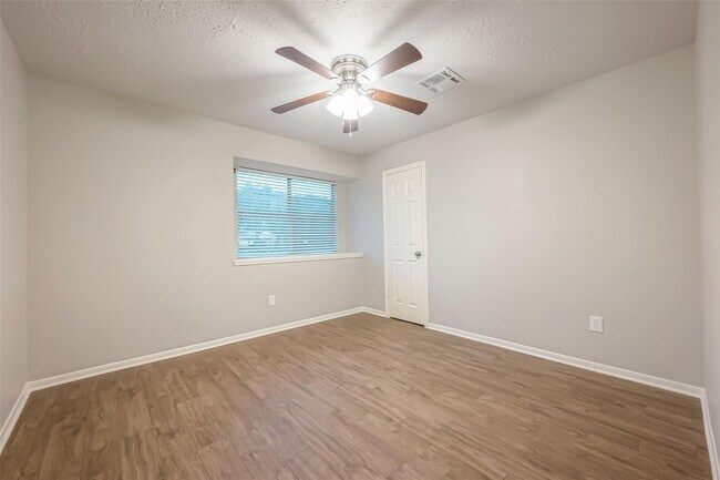 Building Photo - 1406 Pinecroft Dr
