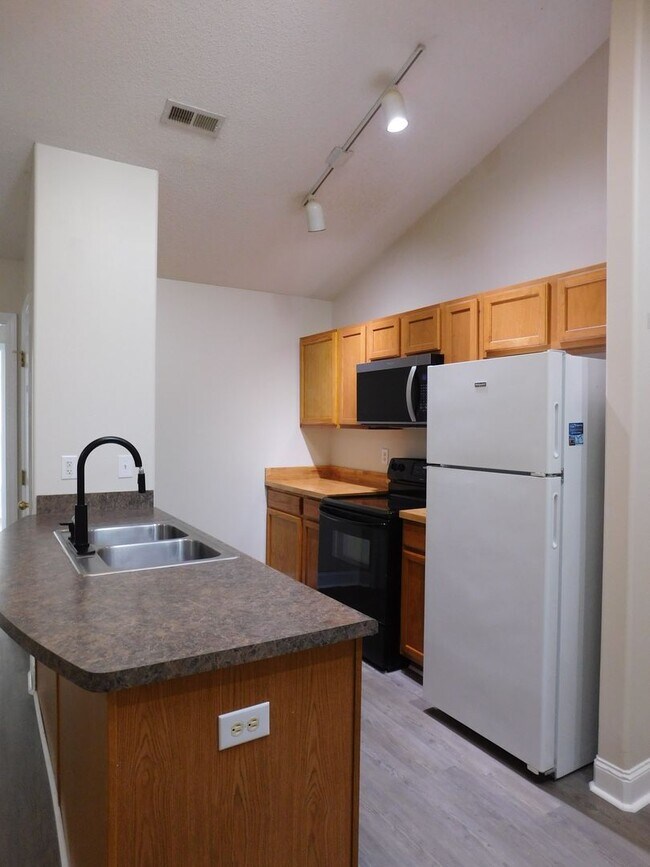Foto del edificio - 223 Churchill Court located in the Flamingo Oaks Subdivision