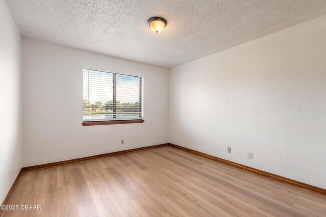 Foto del edificio - 120 Lakewood Village Cir