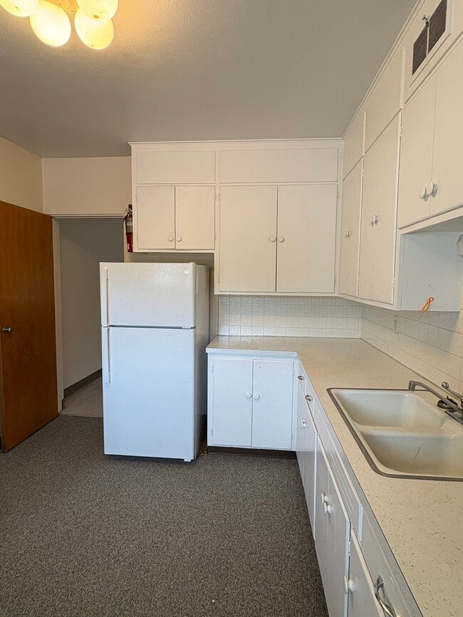 Building Photo - 1000 Melrose Ave