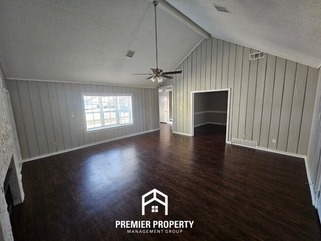 Foto del edificio - Spacious 4BR/3BA Memphis Home w/ Vaulted Ceilings, Hardwood Floors & 2-Car Garage