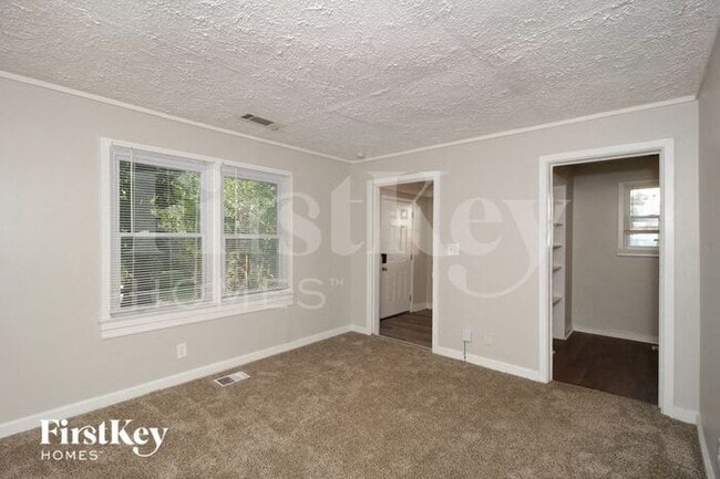 Building Photo - 1800 Oakmont Drive