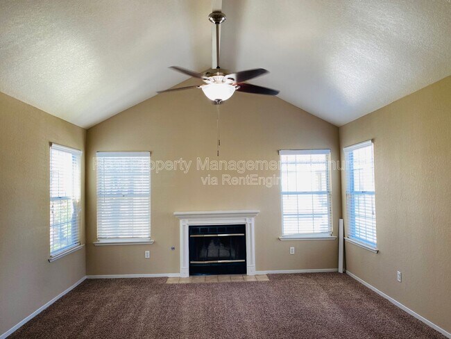 Foto del edificio - 8153 N Cedar Ave