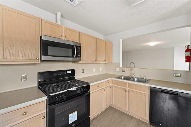 Building Photo - 15514 Blue Creek Ranch Dr