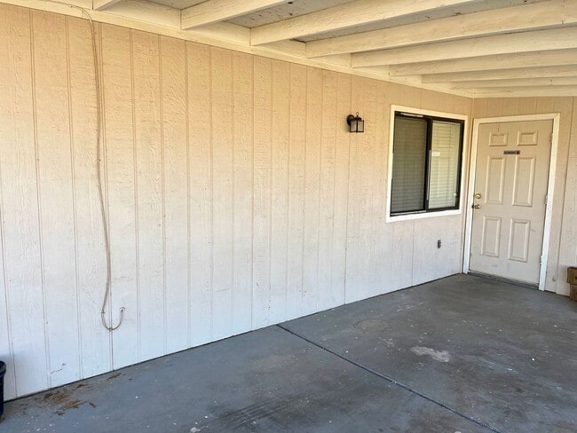 Building Photo - Nice 2 Bedroom Home with Large Yard and Ca...