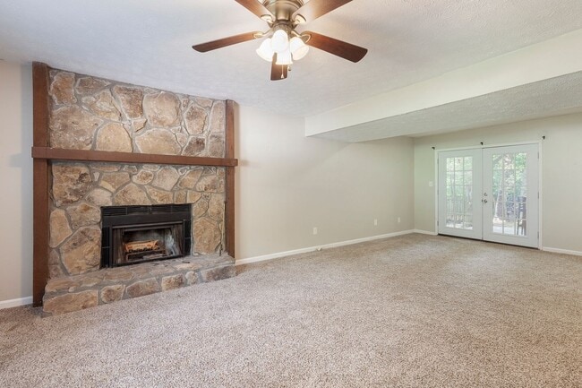 Spacious 3/2.5 Split Level w/ Large Bonus Room and Private Backyard! - Spacious 3/2.5 Split Level w/ Large Bonus Room and Private Backyard! House