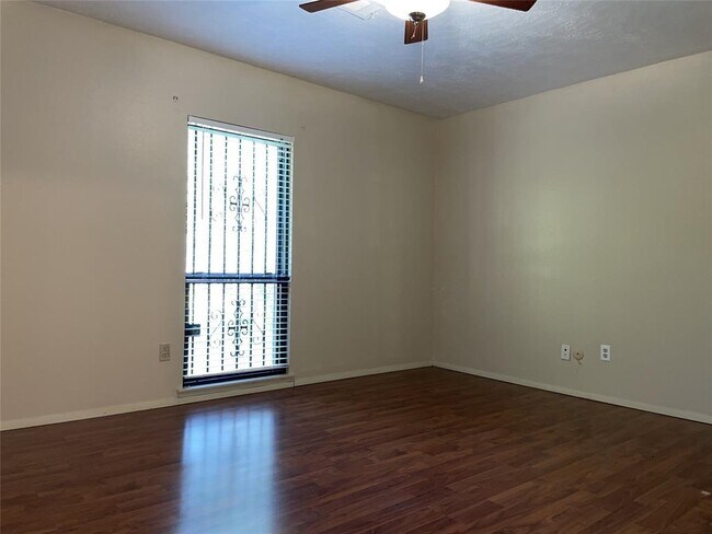 Building Photo - 10727 Sharpview Dr