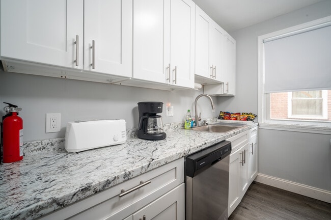 Kitchen With Appliances - 1224 Savannah Plz SE