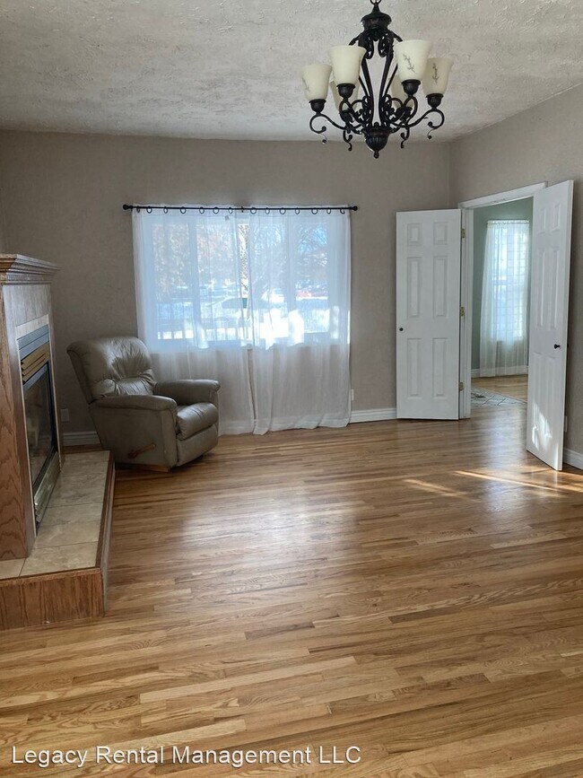 Building Photo - 5 br, 3 bath House - 138 N Center