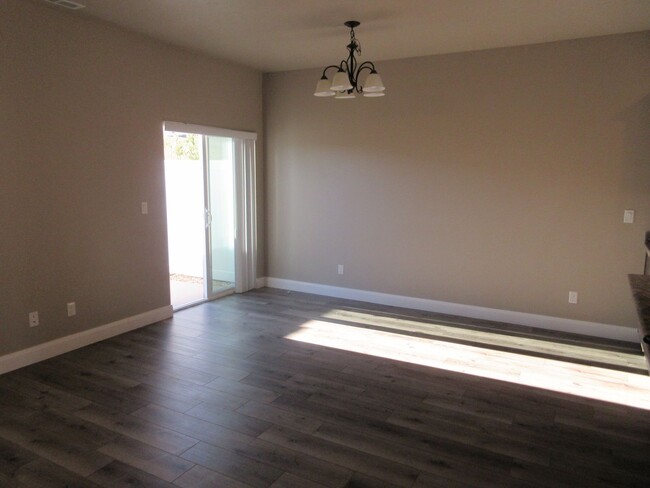 Foto del edificio - Move-In Bonus - Newer Town home living in ...