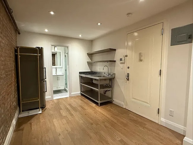 Building Photo - 194 W 10th St