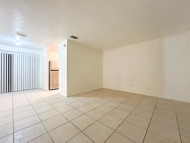 Building Photo - Spacious 2/1 in Sugarfoot Area - Fenced in...