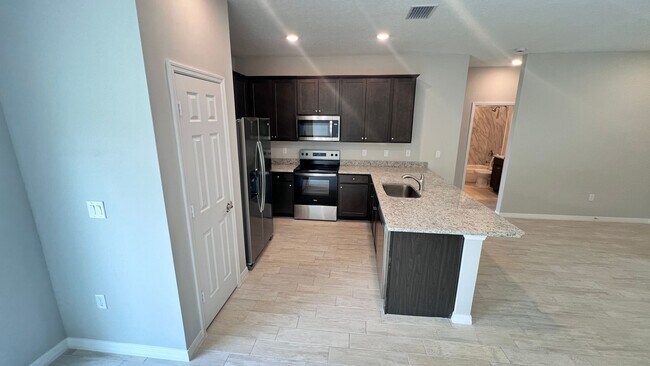 Building Photo - AWESOME 3 Bedroom / 2 Bath Home in Palm Ba...