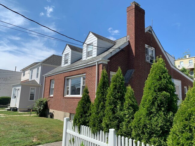 Building Photo - 29 Woodlawn Ave