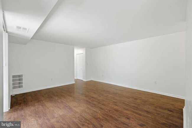 Building Photo - 1521 Colonial Dr