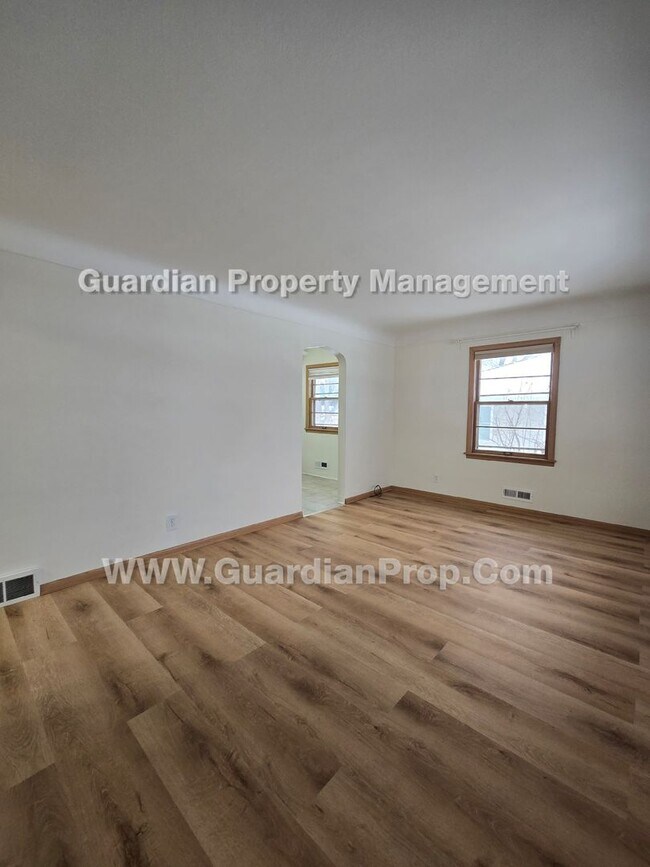 Foto del edificio - Available now and move-in special! House with extra office/bonus room! new LVP flooring throughou...