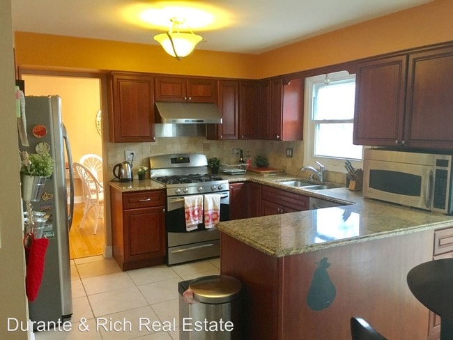 Building Photo - 848 Chaucer Way