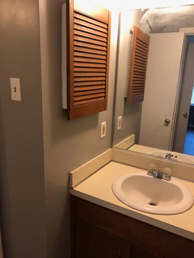 Building Photo - 20 Roland Dr