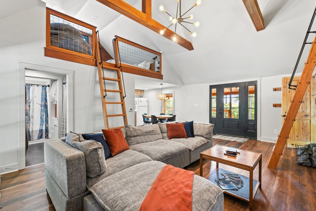 Foto principal - 555 W Railroad St