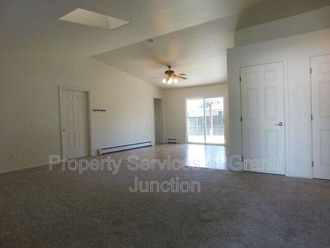Building Photo - 579 Darby Dr