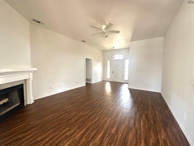 Foto del edificio - 5004 Bayberry Dr