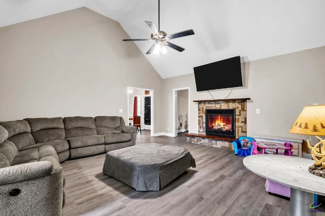 Building Photo - 211 Crakston Ct