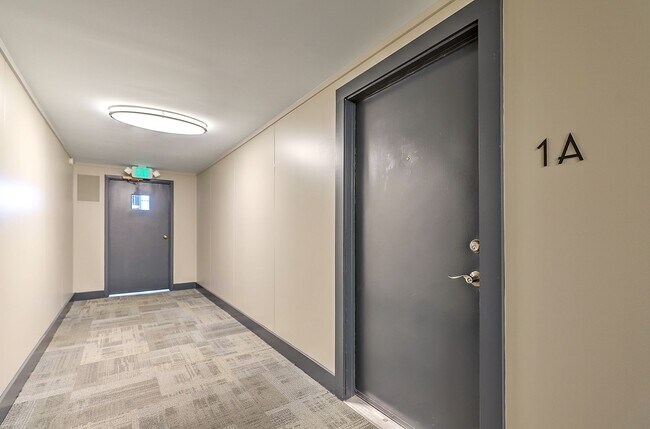 Foto del edificio - $500 OFF FIRST FULL MONTH'S RENT – Prime D...