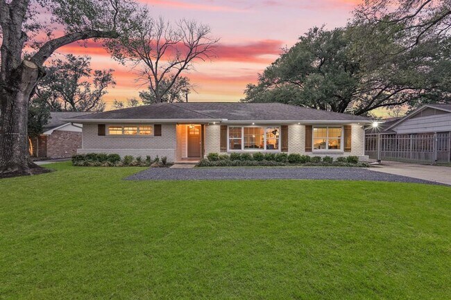 Foto del edificio - 1832 Chimney Rock Rd