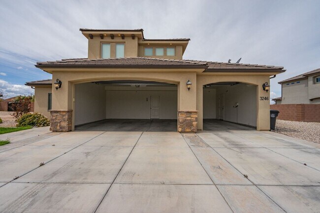Building Photo - Stunning Home with 4 beds/2.5 baths and 3-...