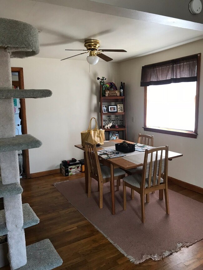 Foto del edificio - 1222 S 74th Street-Duplex