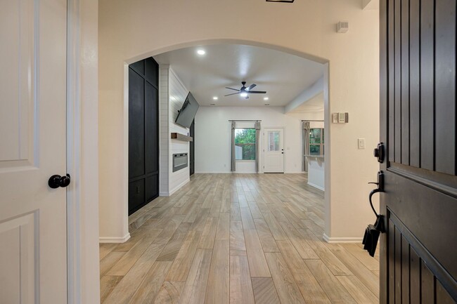 Building Photo - Charming Newer Home with Bonus Shop & Livi...