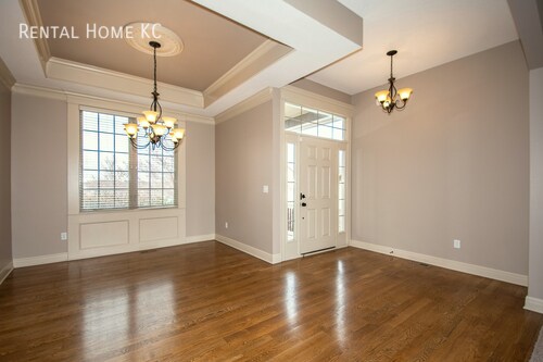 Building Photo - Fabulous 2-story w/Fin Bsmt in Blue Valley...