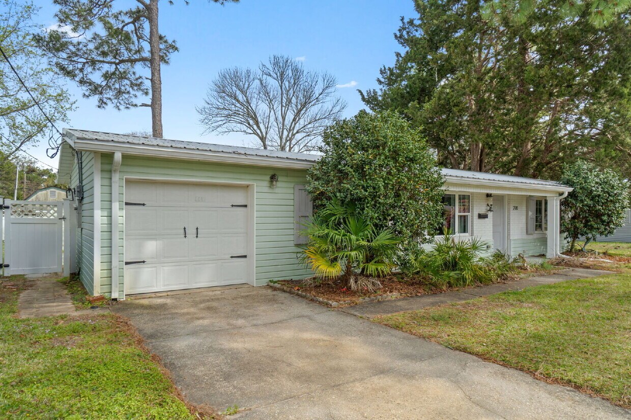 Primary Photo - 270 Gregory Dr
