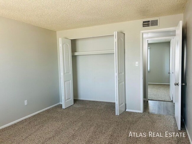 Building Photo - 3849 E Ludlow Dr