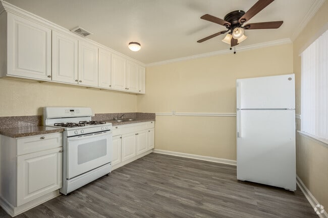 2BR, 1BA - 825SF - Kitchen - Skyview Villa & Somerset Apartments