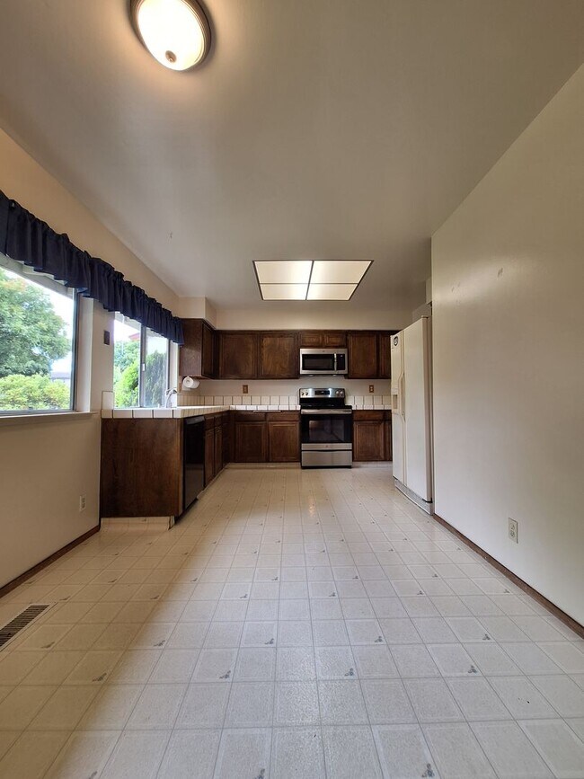 Foto del edificio - Spacious 4bd Tri-Level Home w/Central Heat...
