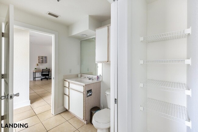 Building Photo - 20050 Oak Rd E