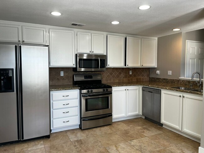 Building Photo - Downstairs 2 bed 2.5 bath unit in MV!