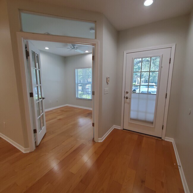 Building Photo - 15879 Fishhawk View Dr