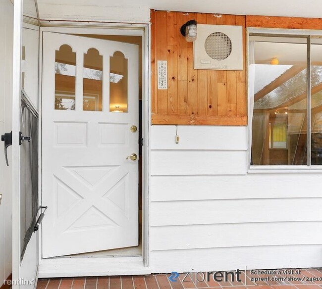 Building Photo - 3 br, 1.5 bath House - 14248 Southeast Eas...