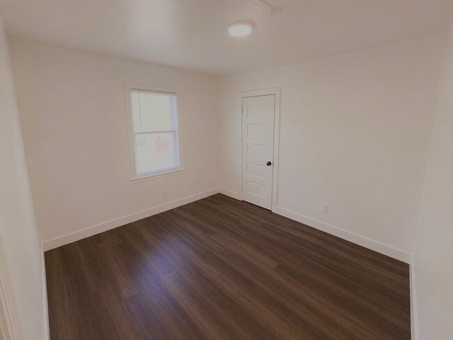 Building Photo - 404 S Van Buren St