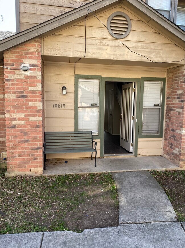 Frente - 10619 Starcrest Dr