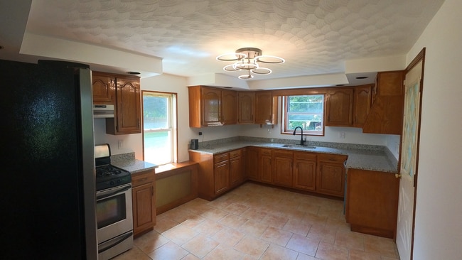 Kitchen - 637 E Grant St