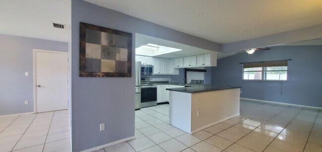 Foto del edificio - Gorgeous 4-Bedroom, 2-Bathroom Pool Home i...