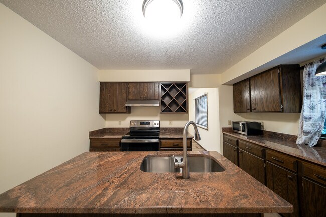 Building Photo - 6900 Woodland Dr
